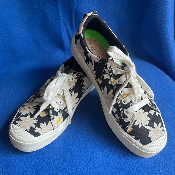 👟 Cariama OCA Low Lace Up Sneakers. Black W/Giant Lilies. Unisex. 👟 - Picture 2 of 16